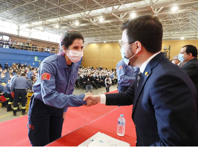 El president Aragonès lliurant el diploma de graduació a una bombera  (Foto: Jordi Bedmar)