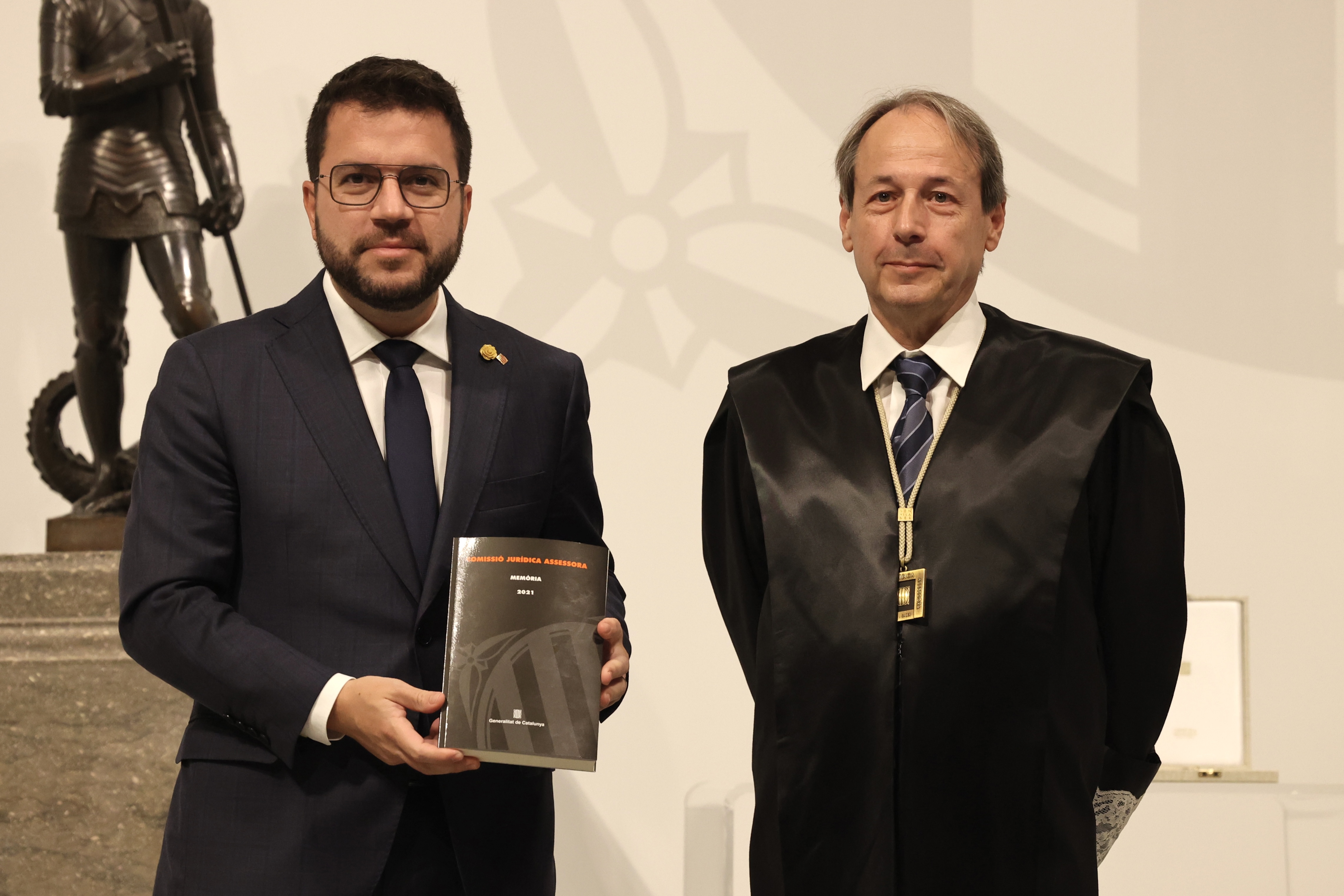 El president Aragonès i el president de la Comissió Jurídica Assessora, Jaume Vernet, durant l'acte al Palau de la Generalitat.