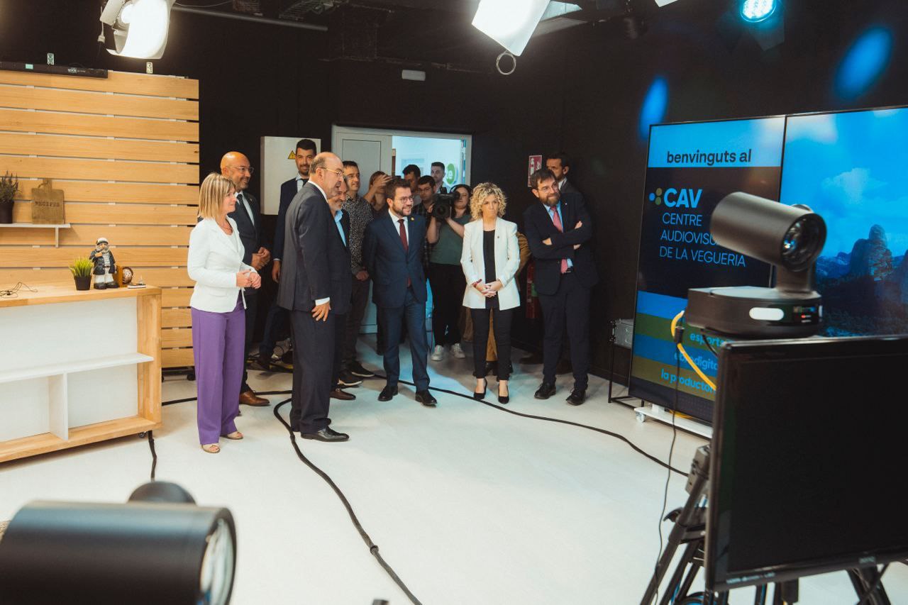 El president Aragonès durant la visita a les instal·lacions del Centre Audiovisual de la Vegueria, a Tortosa.