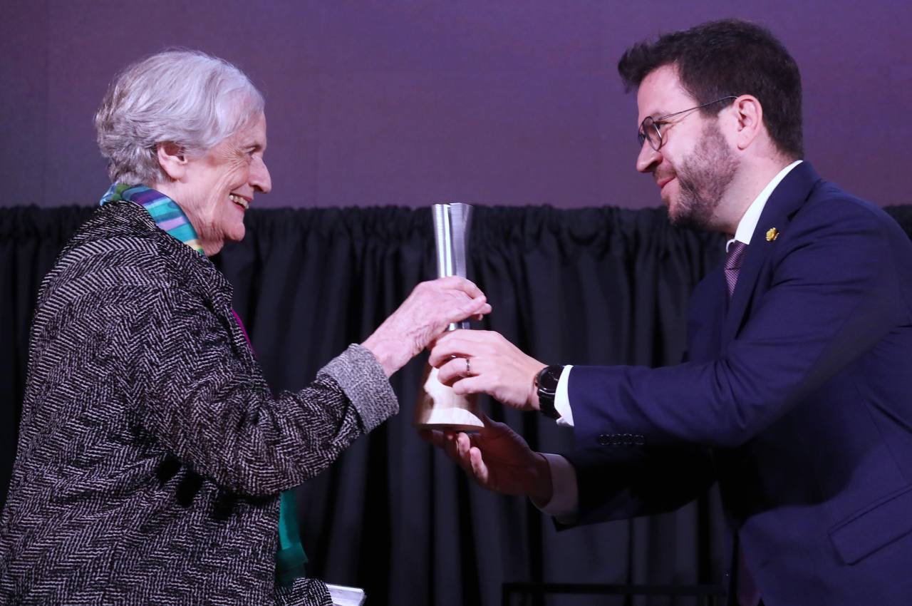 El president Aragonès durant l'entrega del premi d'honor a la historiadora Eulàlia Duran.