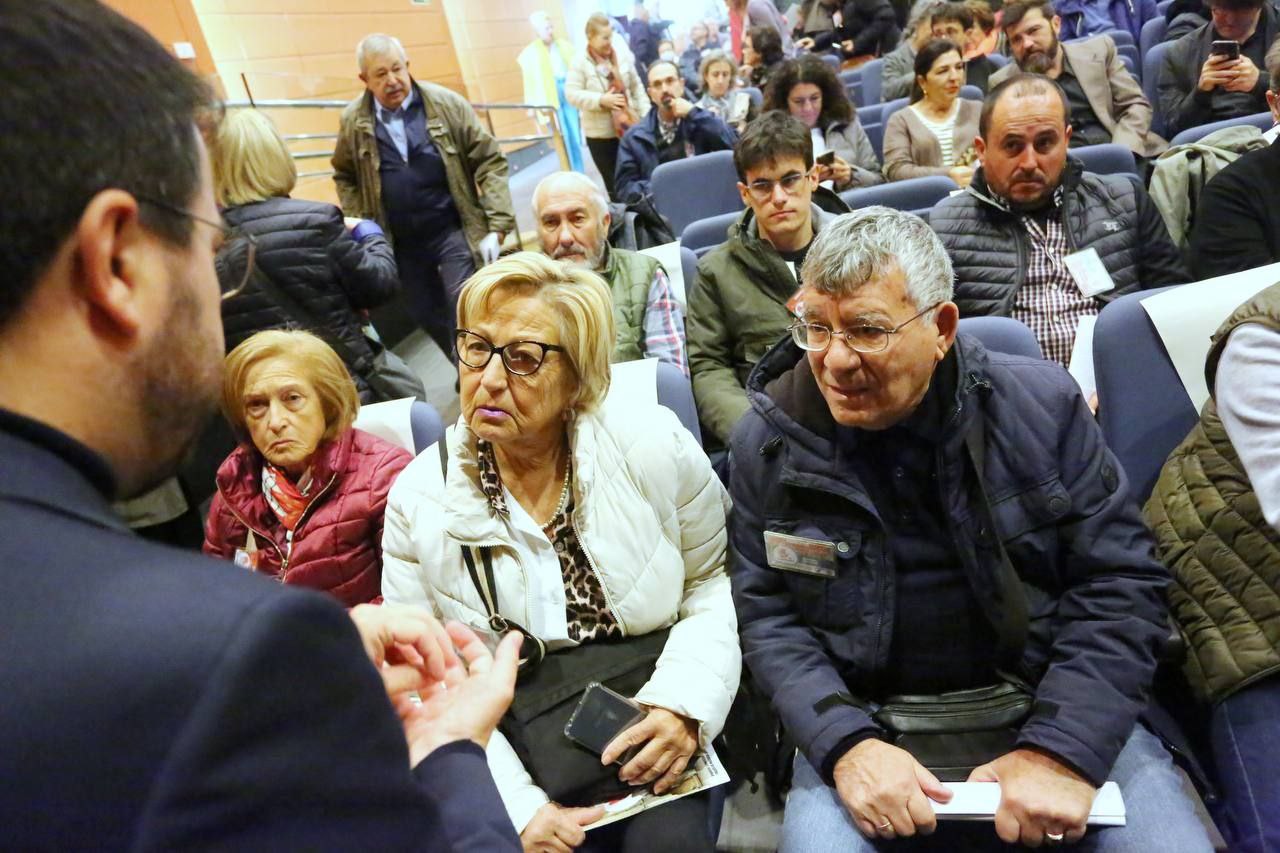 El president de la Generalitat saludant a familiars víctimes de l’amiant.