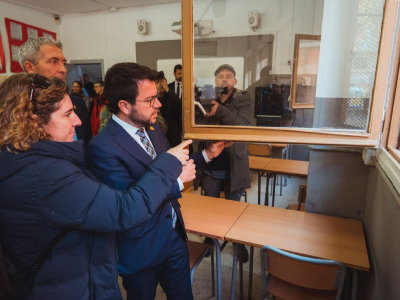 El president durant la visita a l'institut Pompeu Fabra de Badalona.