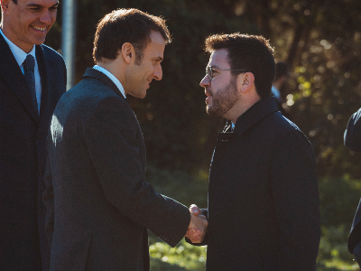 El president Aragonès, saludant el president Macron. Autor: Arnau Carbonell