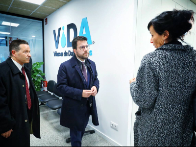 El president, l'alcaldessa i el gerent de ViDA, durant la visita a les oficines