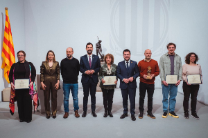 El president Aragonès amb els guardonats amb el Premi Nacional d'Artesania 2022