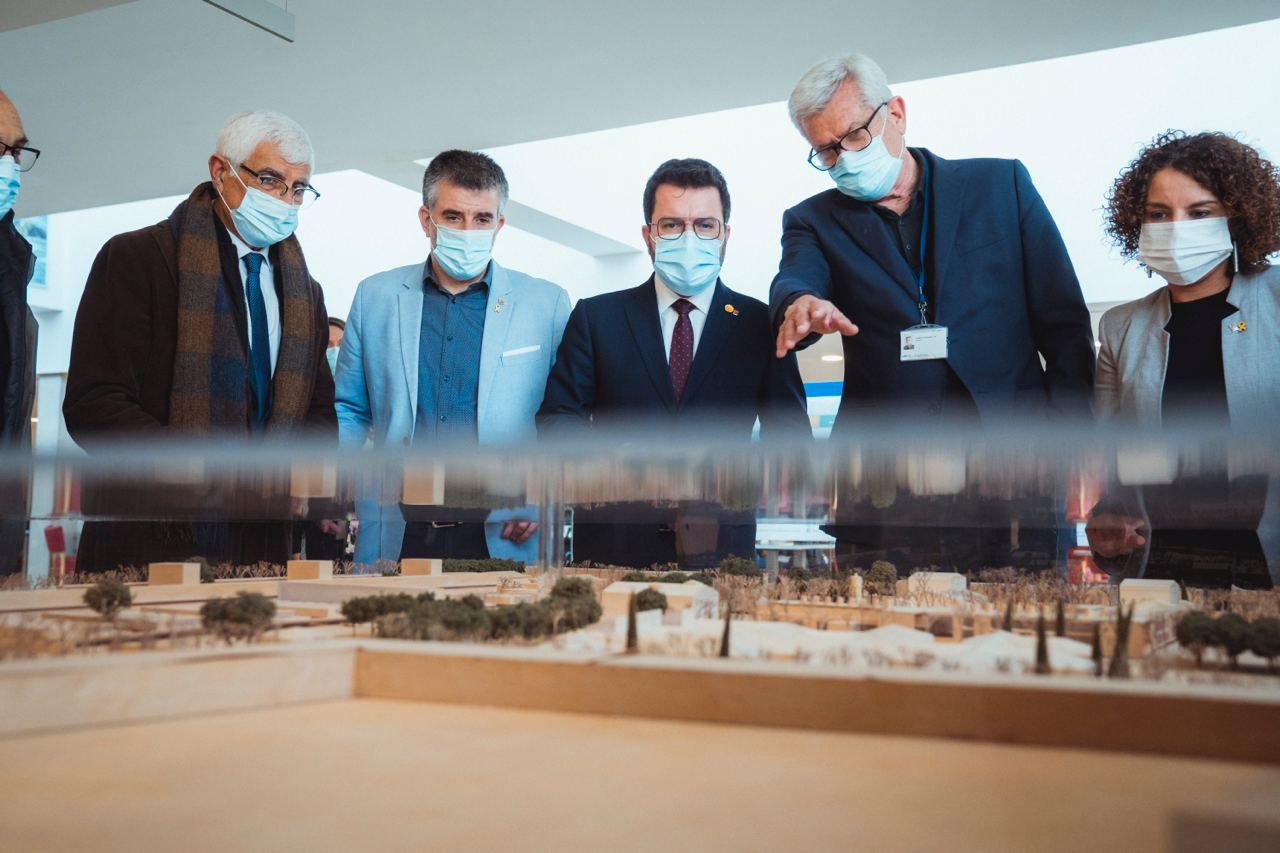 El president Aragonès, el conseller Balcells i la delegada de la Generalitat a Girona Laia Cañigueral durant la visita a l'Hospital Santa Caterina. El president Aragonès, el conseller Balcells i la delegada de la Generalitat a Girona Laia Cañigueral durant la visita a l'Hospital Santa Caterina.
