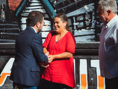 La filla del músic i presidenta de la seva fundació, Amanda Jara, i del director executiu de la Fundació Víctor Jara, Cristian Galáz, han acompanyat el president durant la visita La filla del músic i presidenta de la seva fundació, Amanda Jara, i del director executiu de la Fundació Víctor Jara, Cristian Galáz, han acompanyat el president durant la visita