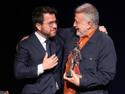 El president Aragonès lliura el Premi Arlequí a Enric Majó (Fotografia: Rubén Moreno)