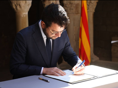 El president signant la llei de constitució del Lluçanès. Autor: Rubén Moreno