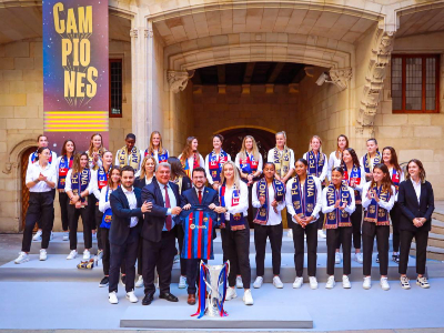 El president amb Joan Laporta i les jugadores del Barça
