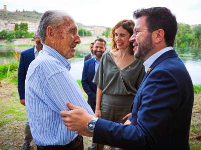 El president i la consellera, amb Salvador Farrés, supervivent de la Lleva del Biberó (autor: Jordi Bedmar)
