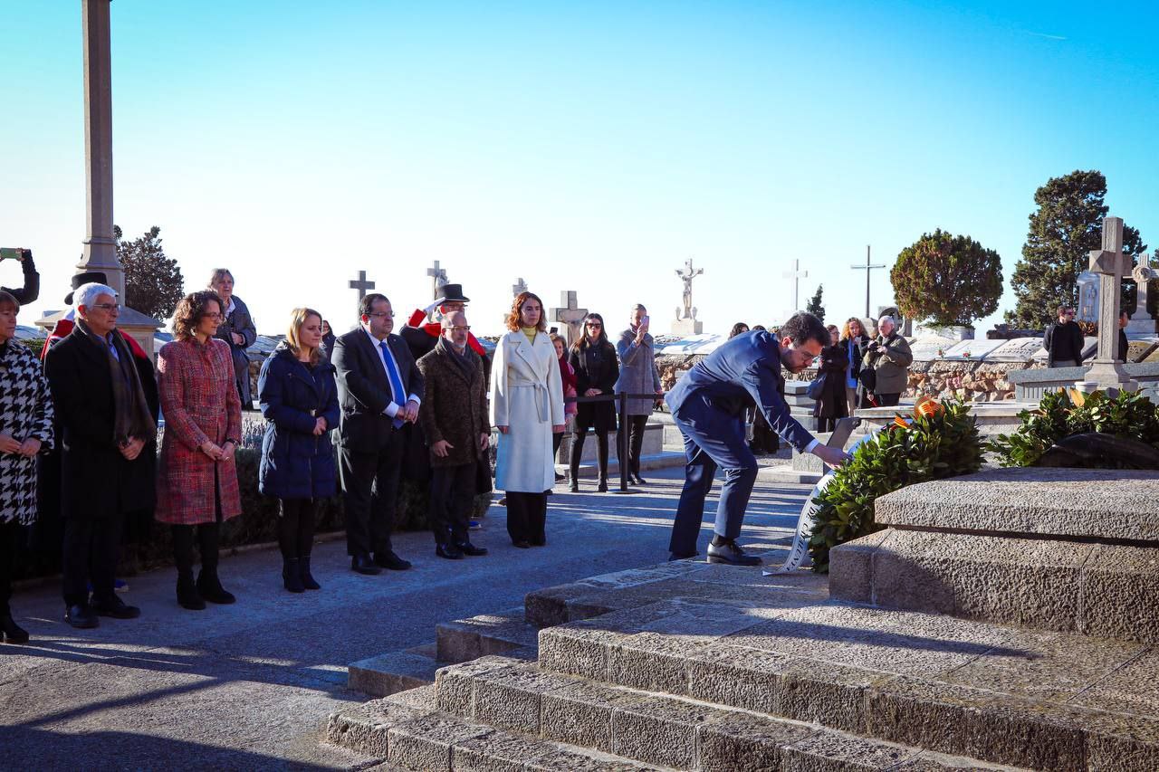 El president Aragonès encapçala la ofrena floral davant la tomba de Francesc Macià.