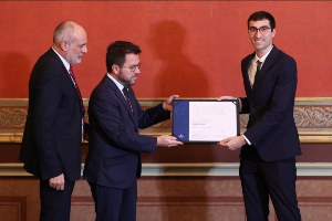 El president Aragonès i el director de l'IEA durant l'acte de lliurament dels Premis 2023 (foto: Rubén Moreno)