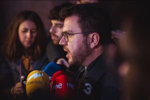 El president Aragonès atenent els mitjans de comunicació (foto: Arnau Carbonell)