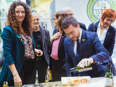 El president provant un dels olis de la fira. Foto: Arnau Carbonell