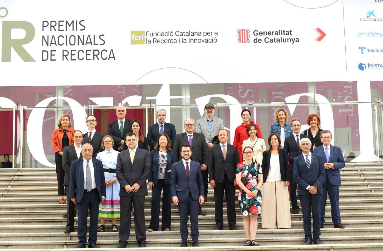 Foto de família amb el president de la Generalitat, Pere Aragonès; el conseller de Recerca i Universitats, Joaquim Nadal; el conseller de Salut, Manel Balcells i els guardonats. Fotografia: Rubén Moreno