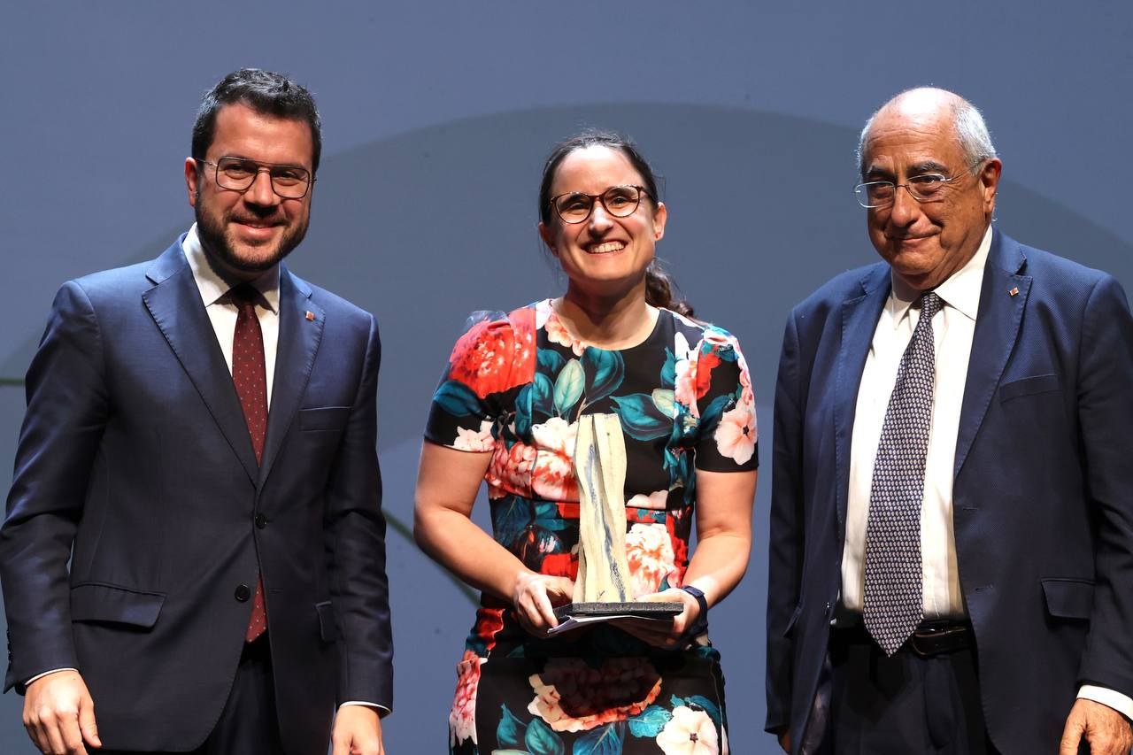 El president de la Generalitat, Pere Aragonès, i el conseller de Recerca i Universitats, Joaquim Nadal, fan entrega del guardó al Talent Jove a l'economista i investigadora Mar Reguant. Fotografia: Rubén Moreno