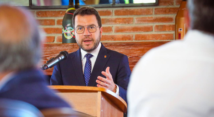 El president Aragonès durant la seva intervenció en la cloenda de l'Assemblea General de l'Associació Vinícola Catalana