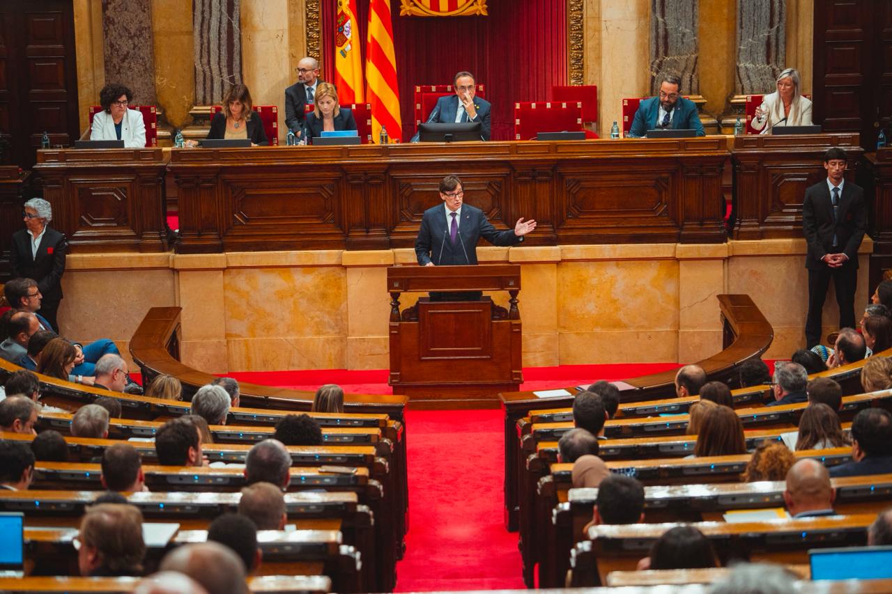 El president de la Generalitat, Salvador Illa, ha obert el primer debat sobre l'orientació política general del Govern d'aquesta legislatura. (Fotografia: Arnau Carbonell)