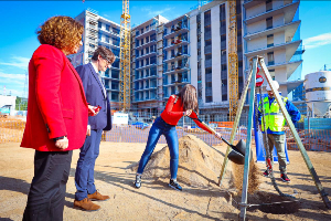 El president Illa i l'alcaldessa de Viladecans a la posada de la primera pedra d'habitatge social (foto: Jordi Bedmar)