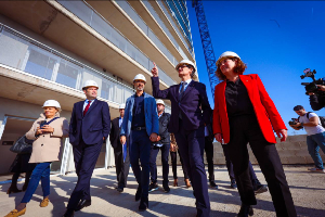 El president Illa i l'alcaldessa de Viladecans visiten una promoció d'habitatge (foto: Jordi Bedmar)