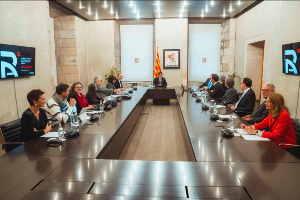 El president Illa durant la reunió amb el Comitè d’Experts de la Reforma de l’Administració (CETRA) | Fotografia: Arnau Carbonell 