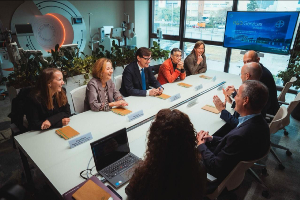 El president Illa durant la visita de la nova àrea d'R+D de les instal·lacions de la farmacèutica Bayer | Fotografia: Arnau Carbonell 