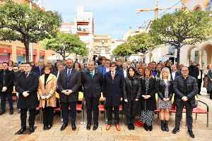 El president i el conseller amb els alcaldes que han assistit a l'acte. Fotografia: Rubén Moreno