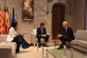 El president Illa i la consellera Niubó reben Andreas Schleicher al Palau de la Generalitat (foto: Rubén Moreno)