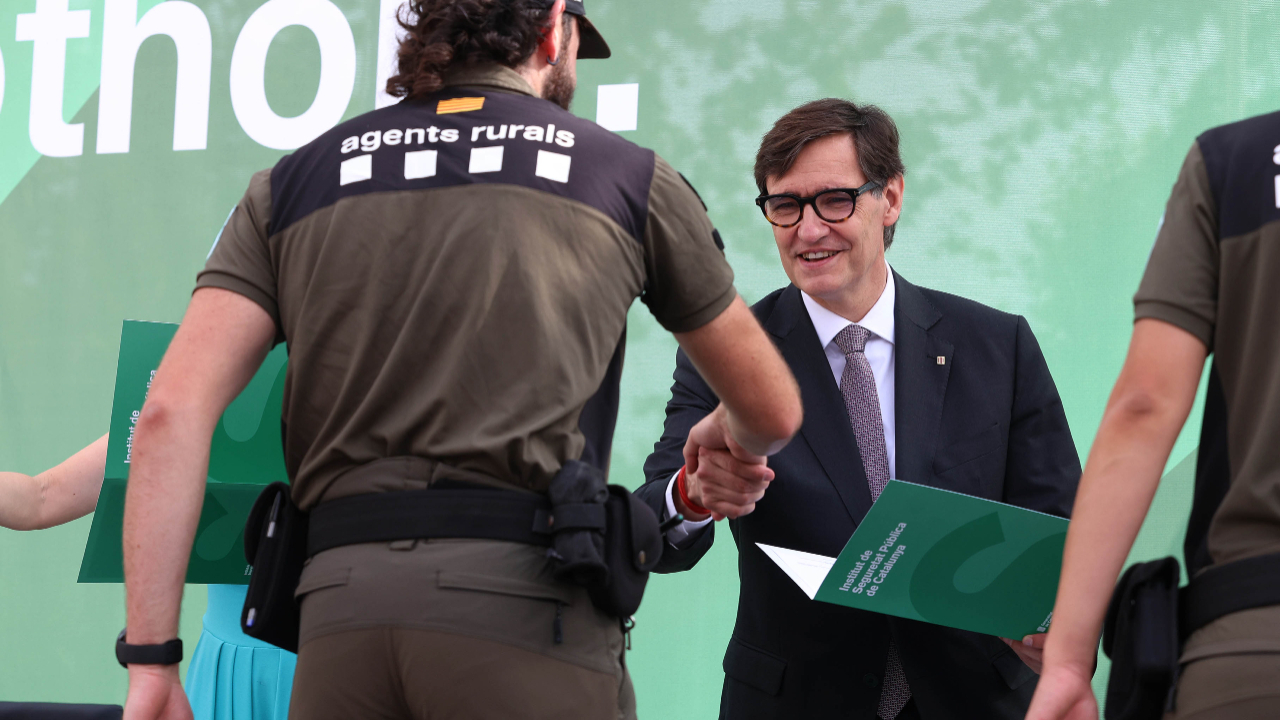 El president Illa a l'acte de lliurament dels diplomes als nous agents rurals