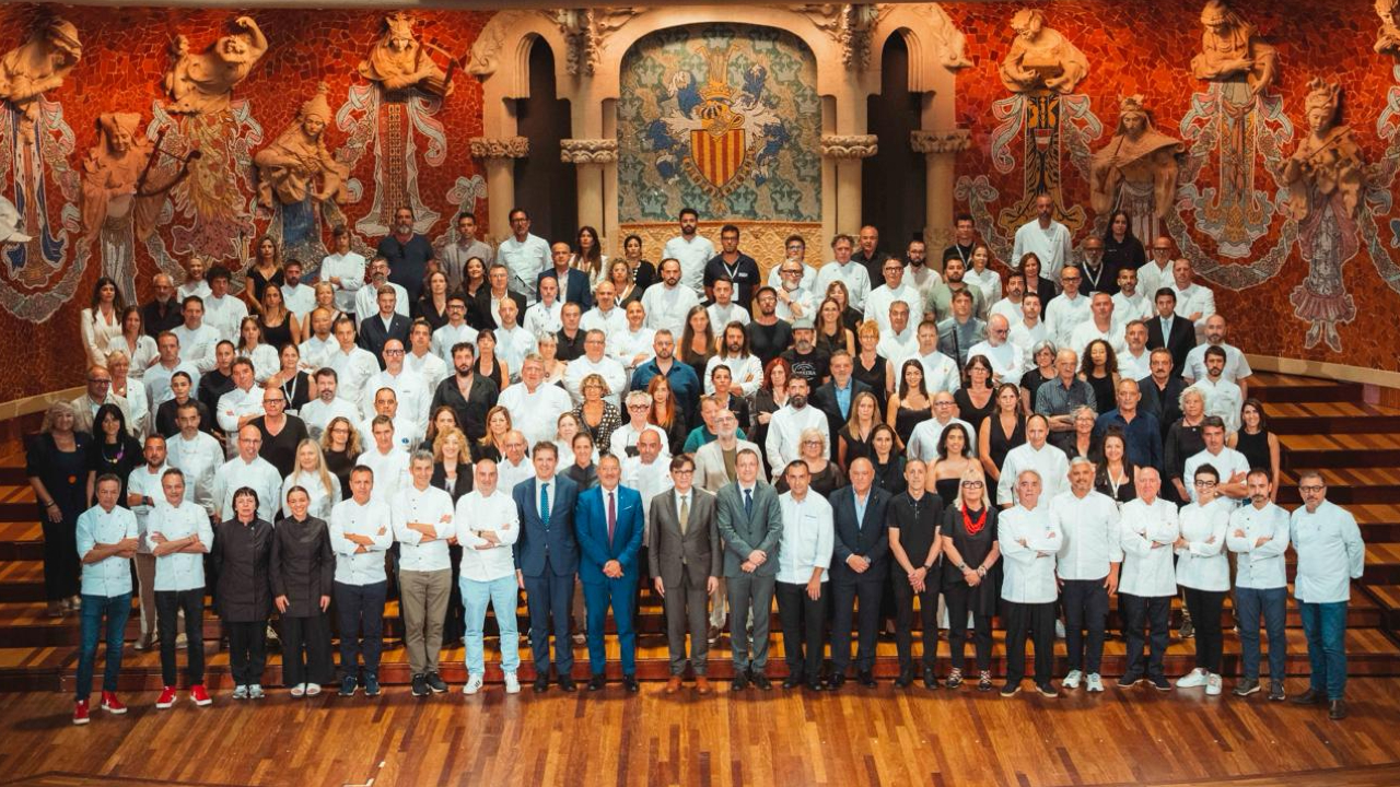 Les autoritats i tots els actors gastronòmics presents a l'acte. Foto: Arnau Carbonell