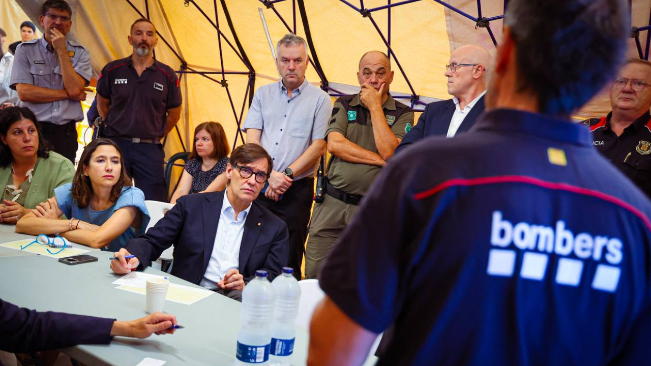 El president i la consellera Parlon escolten les explicacions dels comandaments de Bombers. Foto: Jordi Bedmar